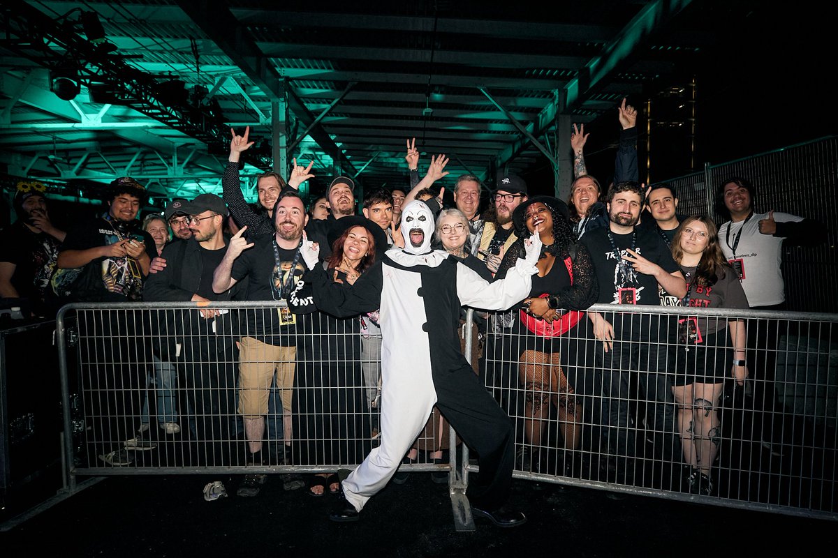 10 ans d’horreur, et ce n’est que le début ! 🖤🎂

Plus de 3 000 fans se sont réunis à Montréal pour une célébration inoubliable, et avec l’arrivée de Jason nous avons atteint plus de 250 000 joueurs. 
Merci à notre communauté !
----
10 years of horror, and just getting started! 