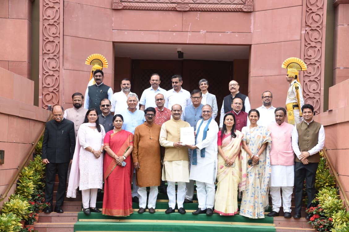 Lok Sabha Speaker Shri Om Birla with Chairperson and Members of the #JointCommittee on the Corporate Laws (Amendment) Bill, 2026.

@loksabhaspeaker
@ombirlakota
@mpsudhirgupta 
@sansad_tv 

#LokSabha 