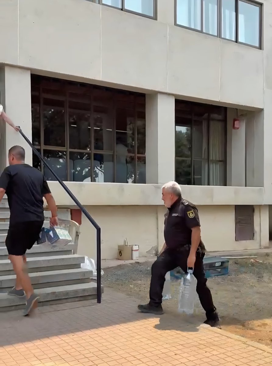 En #Madrid, #Ávila y #TalaveraDeLaReina nos volcamos con las personas realojadas a causa de los #IIFF 

👮👮‍♂️Nuestros agentes colaboran en labores de acompañamiento, atención y seguridad de todos ellos en los puntos habilitados 

#NoEstáisSolos 
#NuestraCasaEsVuestra 