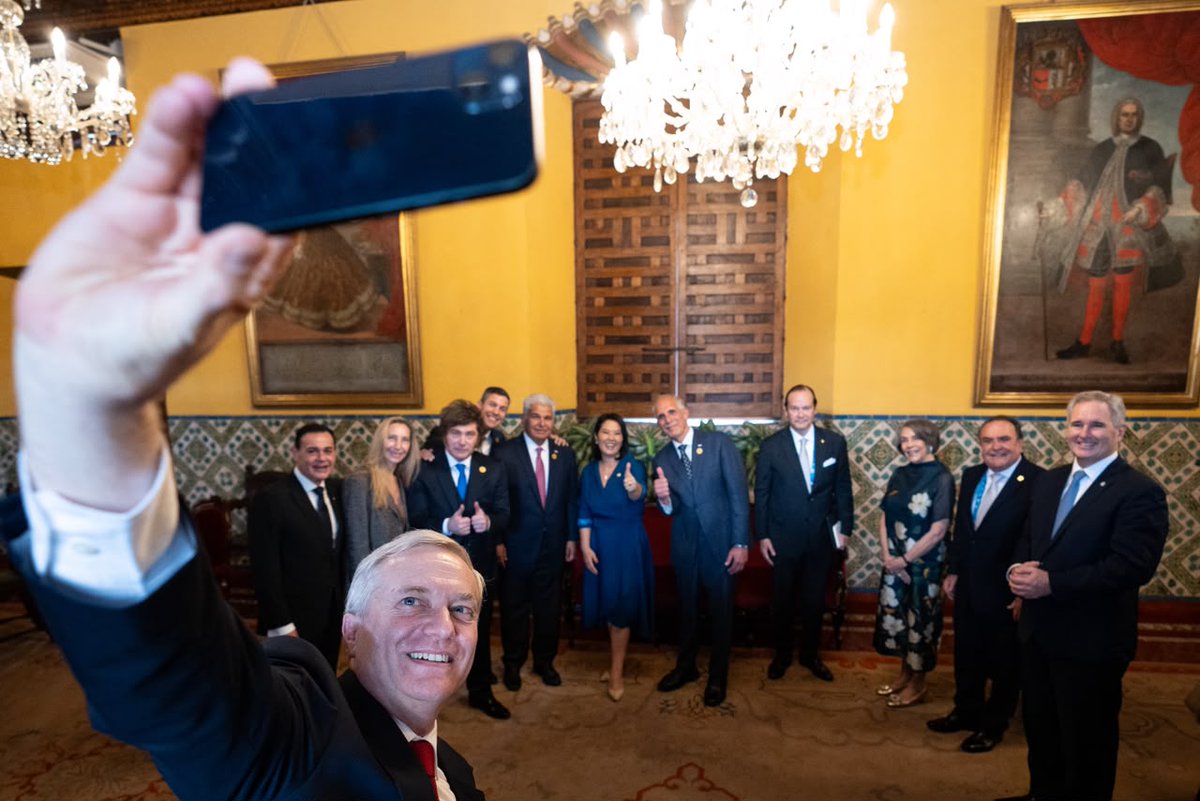 Asistiendo a la asunción de la presidenta Keiko Fujimori, aproveché la ocasión para intercambiar visiones y proyectar la agenda bilateral de nuestro país. Durante la jornada conversé con la flamante Presidenta de la República y con el Rey Felipe VI de España; además de mantener 