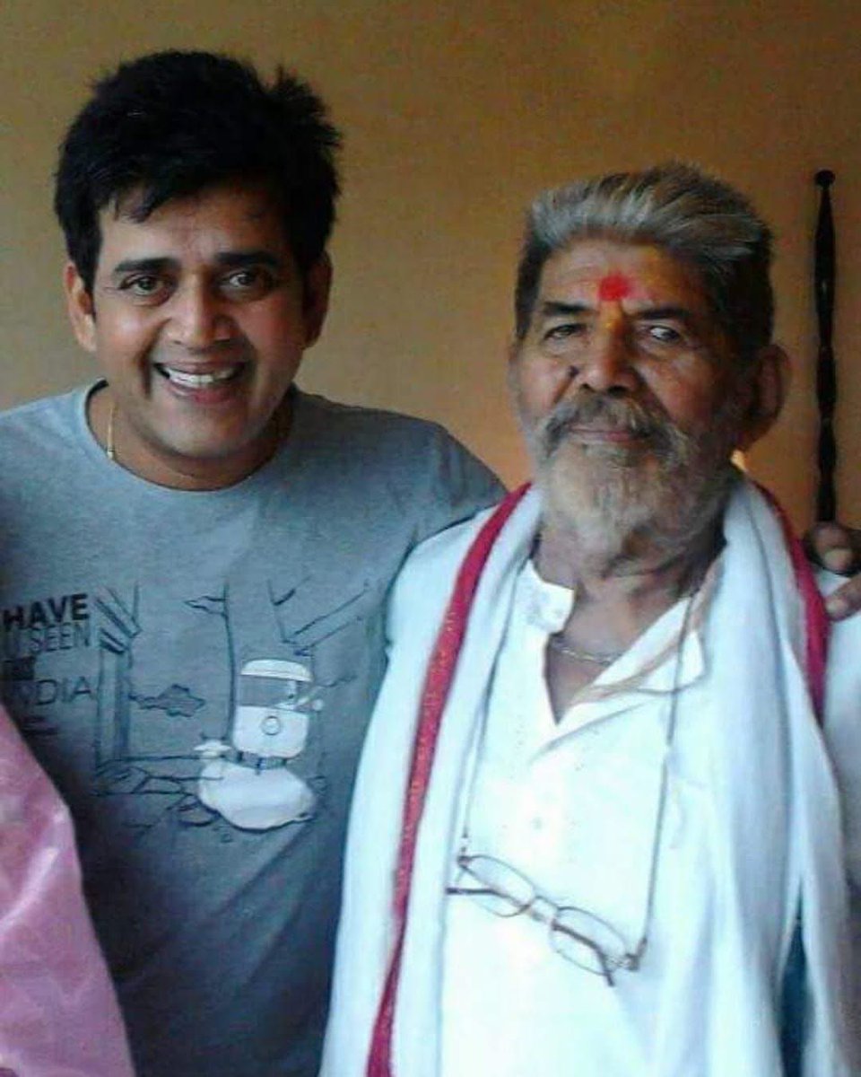 आदरणीय गुरुदेवाय सादरं चरणस्पर्शम्। पंडित श्यामनारायण शुक्ला जी (बाबूजी)

गुरुर्ब्रह्मा गुरुर्विष्णुः गुरुर्देवो महेश्वरः।
गुरुः साक्षात् परं ब्रह्म तस्मै श्रीगुरवे नमः॥

भवतः कृपया मम जीवनं सन्मार्गे प्रवर्तते। ईश्वरः भवतः उत्तमस्वास्थ्यं, दीर्घायुष्यम्, यशः तथा अखण्डं मंगलं 
