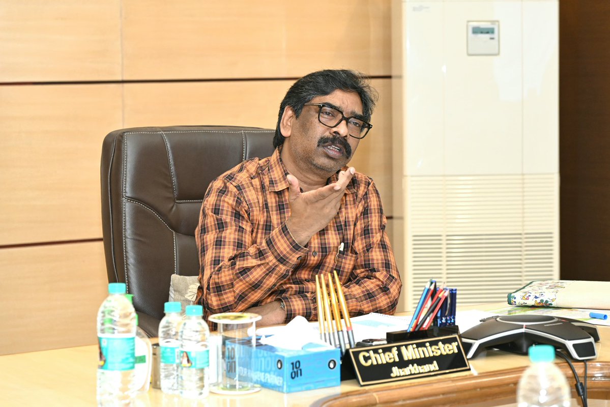 मुख्यमंत्री श्री @HemantSorenJMM ने ऊर्जा विभाग के अद्यतन कार्यों एवं योजनाओं की समीक्षा कर अधिकारियों को आवश्यक दिशा निर्देश दिए हैं। 