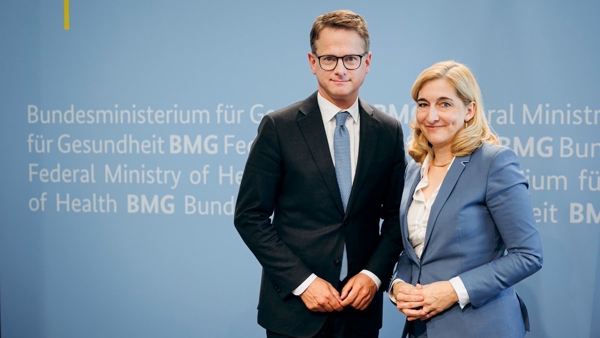 Amtsübergabe: @ninawarken wünschte ihrem Nachfolger Carsten Linnemann alles Gute. Linnemann dankte Warken und sagte: „Wir können unser Gesundheitssystem besser, effizienter und, ja, gerechter machen. Ich bin motiviert, wir packen das – aber nur gemeinsam!“
Fotos: BMG/Xander Heinl 