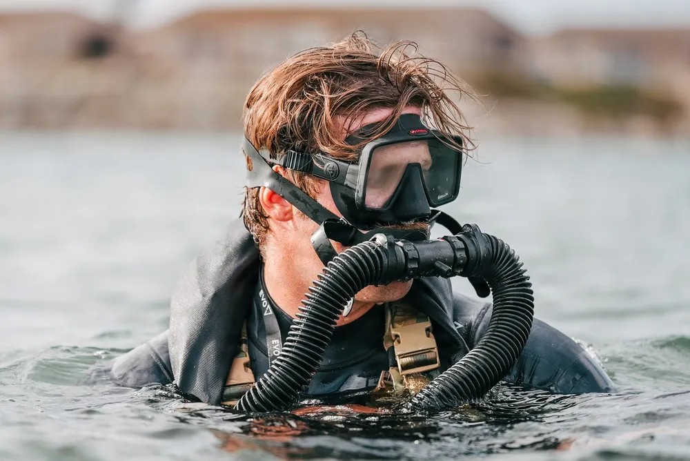 When land routes and skies are blocked, the only way in is underwater. Green Berets use combat diving to slip past enemy lines without leaving a trace, giving them a secret entry point to critical targets unreachable by land or air. More intel on combat divers below. ⬇️ 