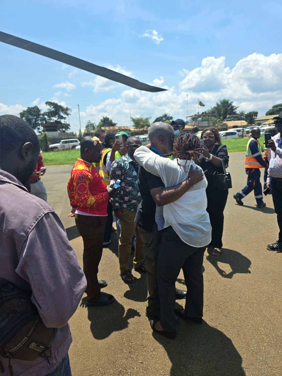 Des casques bleus ont secouru deux rescapés du crash d’avion survenu le 24/7 à Walikale (#NordKivu), en plein milieu d’une forêt dense.
Après une prise en charge médicale urgente, les survivants ont ensuite été conduits à Beni.
#MONUSCO
Les détails https://t.co/rFRgVJE0ed 