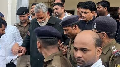 पुलिस वालों से घिरे घसीट कर ले जाए जाते हुए ये हैं बिहार के *बाहुबली पप्पू यादव*  @pappuyadavjapl

इनके ऊपर *रंगदारी, फिरौती, हत्या और संगठित* अपराध के दर्जनों मामले हैं 
 
कल के मेरे सवालों से डर कर भागने वाले *पप्पू यादव* लिख तो रहे हैं लेकिन नाम नहीं ले रहे हैं
अगर लड़ना है तो 
