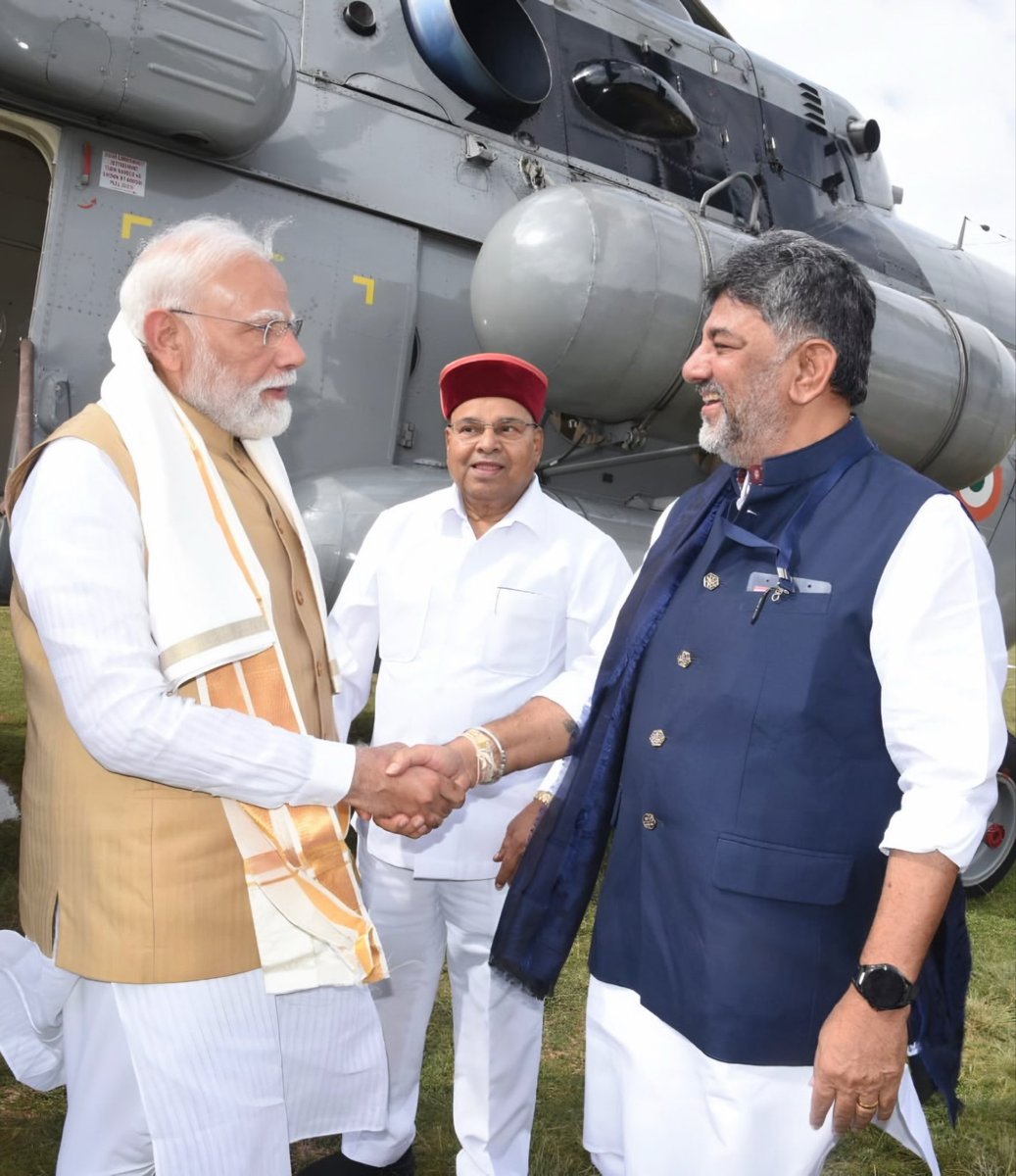 ಇಂದು ಮೈಸೂರಿಗೆ ಆಗಮಿಸಿದ  ಗೌರವಾನ್ವಿತ ಪ್ರಧಾನ ಮಂತ್ರಿಗಳಾದ ಶ್ರೀ ನರೇಂದ್ರ ಮೋದಿ ಅವರನ್ನು ಸನ್ಮಾನ್ಯ ಮುಖ್ಯಮಂತ್ರಿಗಳಾದ ಶ್ರೀ ಡಿ.ಕೆ. ಶಿವಕುಮಾರ್ ಅವರು ಸ್ವಾಗತಿಸಿದರು.

Hon'ble Chief Minister Shri D.K. Shivakumar welcomed Hon'ble Prime Minister Shri Narendra Modi to Karnataka upon his arrival in Mysuru 