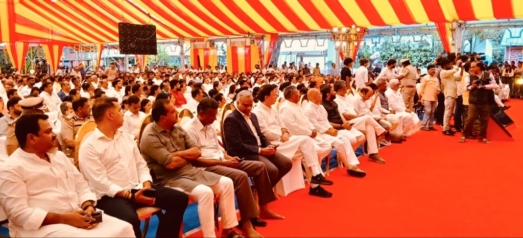 Heartiest congratulations to all the newly inducted Cabinet Ministers of Karnataka for a successful tenure in service of fellow Kannadigas.

Social Justice and an ideal mix of Youth &amp; experience is the idiom that has been reflected in Karnataka Congress Cabinet.

Every Minister 