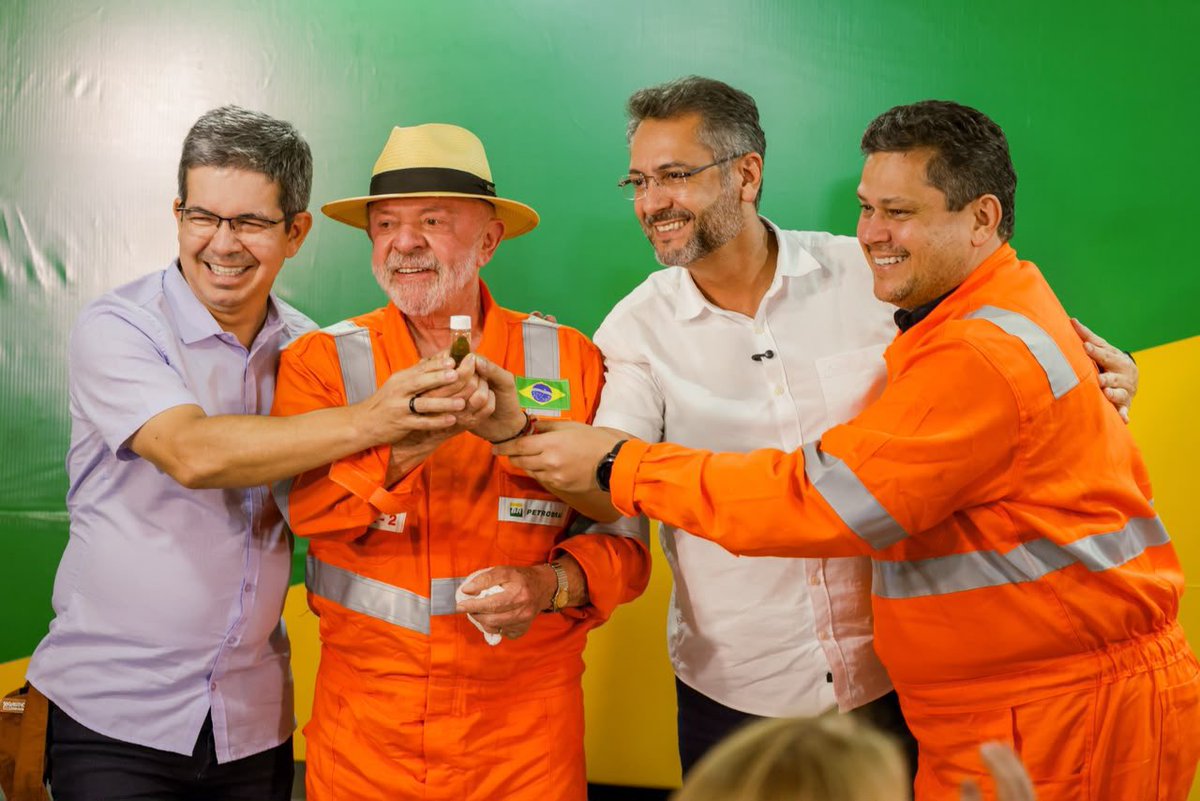 Ao lado do presidente @LulaOficial , acompanhamos esse momento que abre novos caminhos pro Amapá. Uma oportunidade histórica para o nosso povo, é trabalho que a gente vê! 