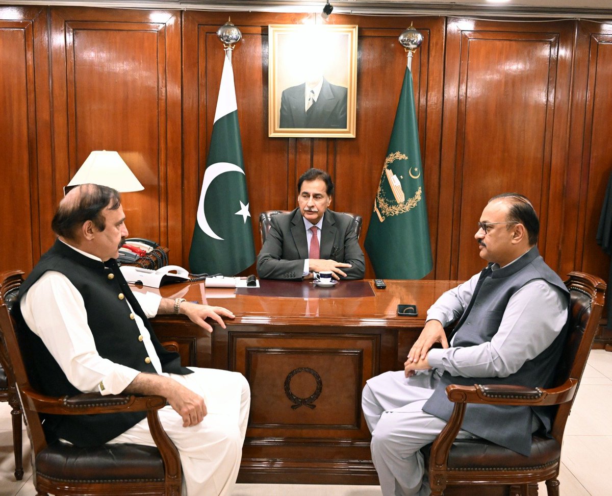 اسپیکر قومی اسمبلی سردار ایاز صادق سے وفاقی وزیر برائے پارلیمانی امور و چیف وہپ طارق فضل چوہدری اور رکن قومی اسمبلی و چیف وہپ حزب اختلاف ملک محمد عامر ڈوگر کی پارلیمنٹ ہاؤس میں ملاقات۔

ملاقات میں قومی اسمبلی کے آئندہ ہونے والے اجلاس سے متعلق امور پر تبادلہ خیال کیا گیا۔ 