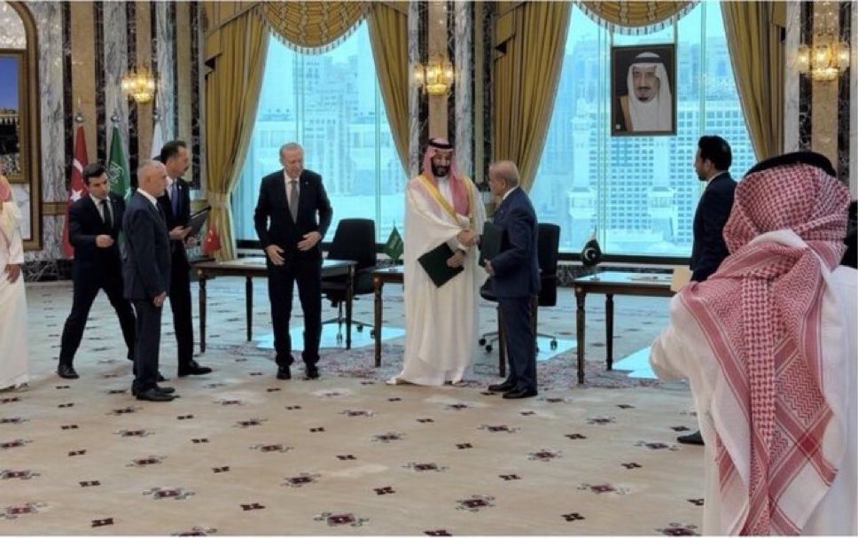 🚨🚨🚨 بيان اتفاق مكة للدفاع المشترك: 

🚩 انطلاقًا من الروابط التاريخية الراسخة، بين الدول الثلاث، وبناءً على روابط الأخوة والتضامن الإسلامي التي تجمعها، واستنادًا إلى المصالح الإستراتيجية المشتركة والتعاون الدفاعي الوثيق، 

🚩 وقع كل من ولي العهد السعودي والرئيس التركي ورئيس 