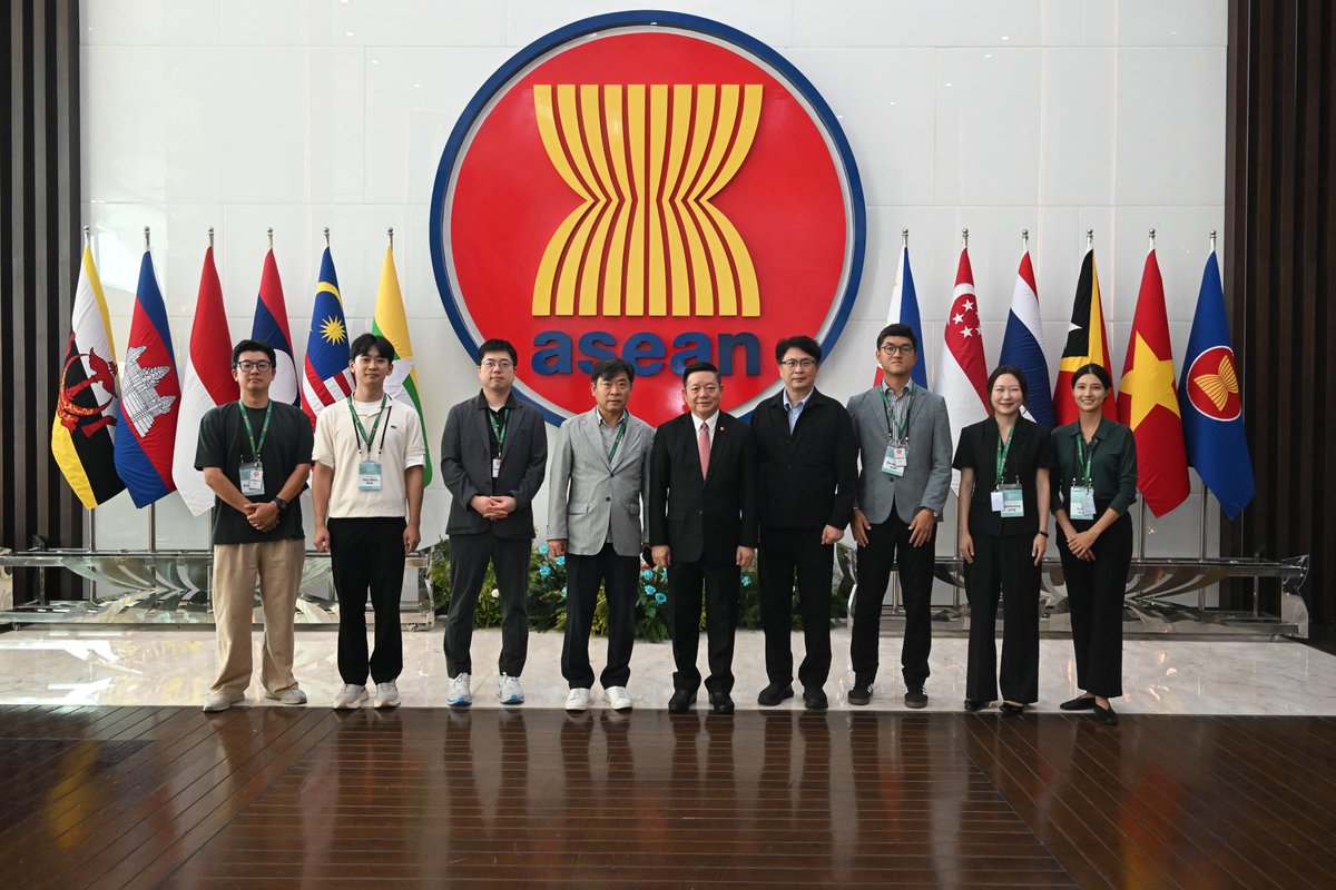 Following the morning festivities of 59th ASEAN Day Celebrations, Secretary-General of ASEAN, Dr. Kao Kim Hourn, also received a delegation participating in the ASEAN-Korea Journalists Exchange Programme, organised by the ASEAN-Korea Centre (AKC). The visiting journalists also 