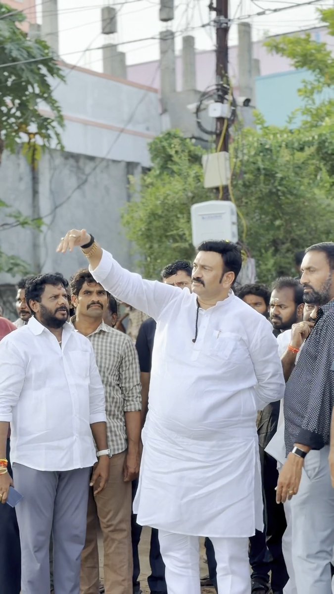 ఈరోజు సాయంత్రం ఆకివీడు రామాలయం ప్రాంగణాన్ని సందర్శించి ఆలయ పునర్నిర్మాణ పనులను పర్యవేక్షించాను. 

ఇప్పటికే సిద్ధంగా ఉన్న కృష్ణ శిలతో రూపొందించిన శిలాకృతుల అమరికను ఆగస్టు 16వ తేదీన ప్రారంభించి, ఆలయ నిర్మాణ పనులను వేగంగా పూర్తి చేసి అక్టోబర్ 20వ తేదీ విజయదశమి నాటికి రామాలయాన్ని 