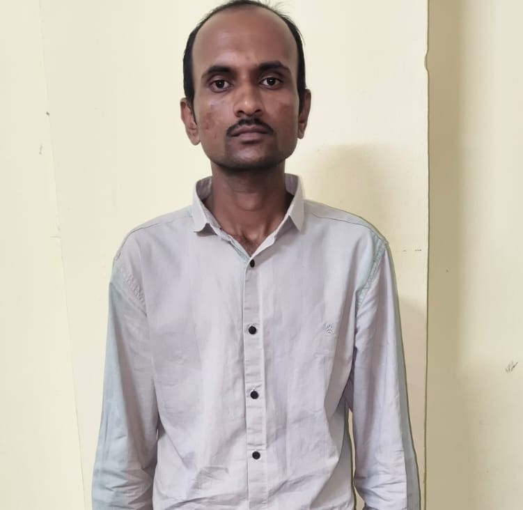 పోక్సో కేసులో నిందితుడికి 20 ఏళ్ల కఠిన కారాగార శిక్ష

బోయిన్‌పల్లి పోలీస్ స్టేషన్ పరిధిలోని అత్యాచారం &amp; పోక్సో కేసులో నిందితుడికి గౌరవ  XII అదనపు సెషన్స్  న్యాయస్థానం 20 ఏళ్ల కఠిన కారాగార శిక్ష మరియు రూ.11,000 జరిమానా విధించింది.

మల్కాజిగిరి కమిషనరేట్ — బాధితులకు న్యాయం, 