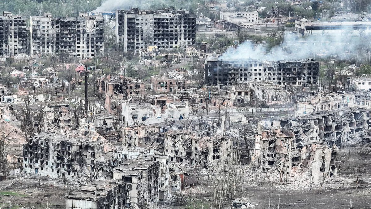 HEADLINE: AVERAGE LIFE EXPECTANCY ON UKRAINE’S FRONT UNDER RUSSIAN ARTILLERY AND BOMBING: 48 HOURS
Russia is absolutely hammering Ukraine. In recent reporting it launched 160 drones in one overnight wave, and in a single day used 10,808 kamikaze drones, 114 airstrikes, 365 guided 