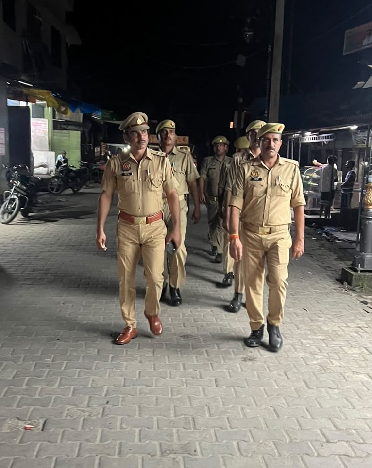 SP पीलीभीत के निर्देशन में थाना बिलसण्डा पुलिस द्वारा शान्ति एवं कानून-व्यवस्था सुदृढ़ बनाए रखने हेतु मुख्य मार्गों, बाजारों एवं भीड़-भाड़ वाले क्षेत्रों में पैदल गस्त कर आम जनमानस को सुरक्षा का एहसास कराया गया। 

#UPPolice 