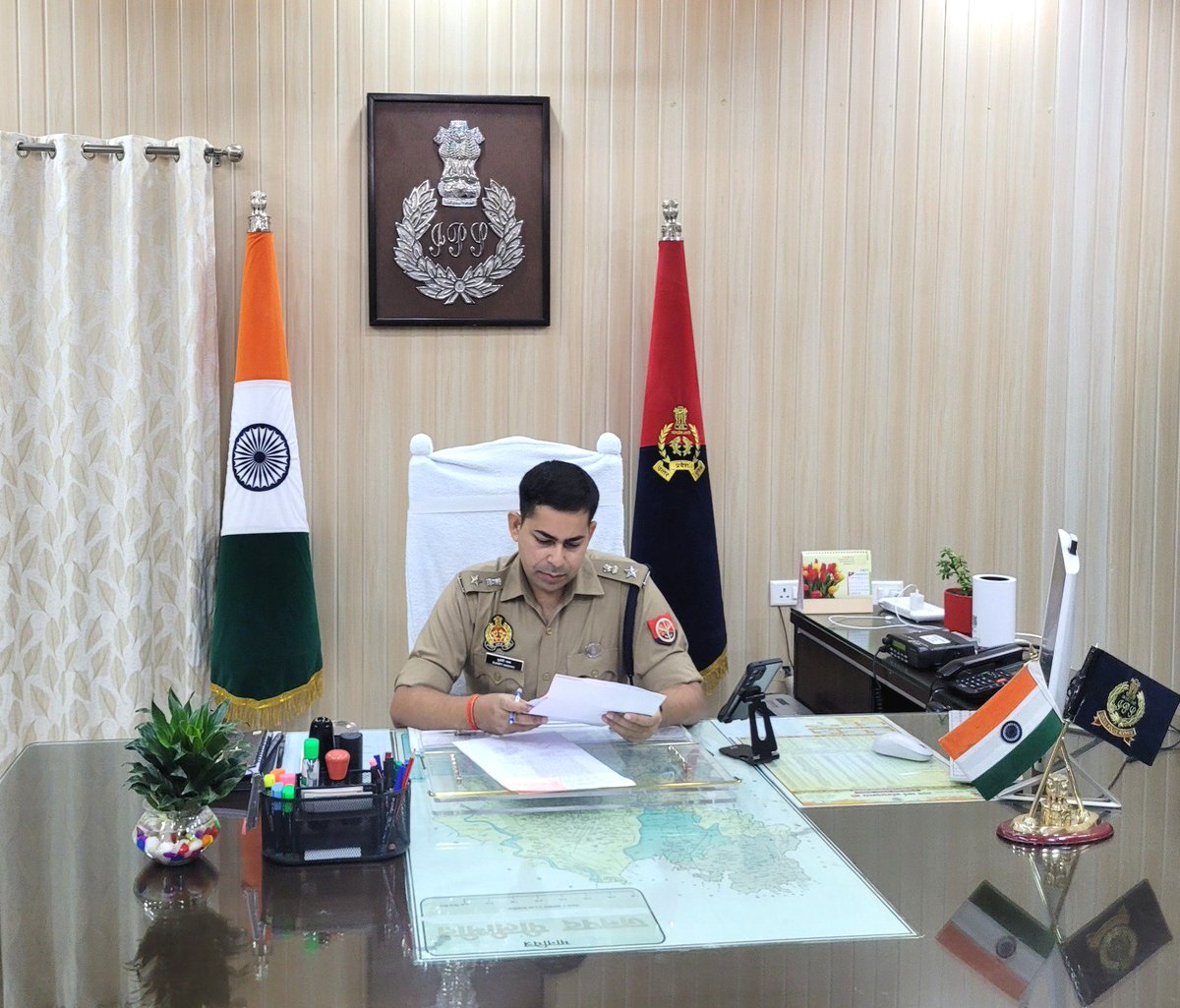 जनशिकायतों के त्वरित एवं प्राथमिकता के आधार पर निस्तारण हेतु SP पीलीभीत द्वारा पुलिस कार्यालय में #जनसुनवाई कर आमजन की शिकायतों को सुना गया। प्राप्त प्रार्थना पत्रों के सम्बन्ध में संबंधित अधिकारियों को निष्पक्ष, गुणवत्तापूर्ण एवं शीघ्र निस्तारण हेतु निर्देशित किया गया।
@Uppolice 