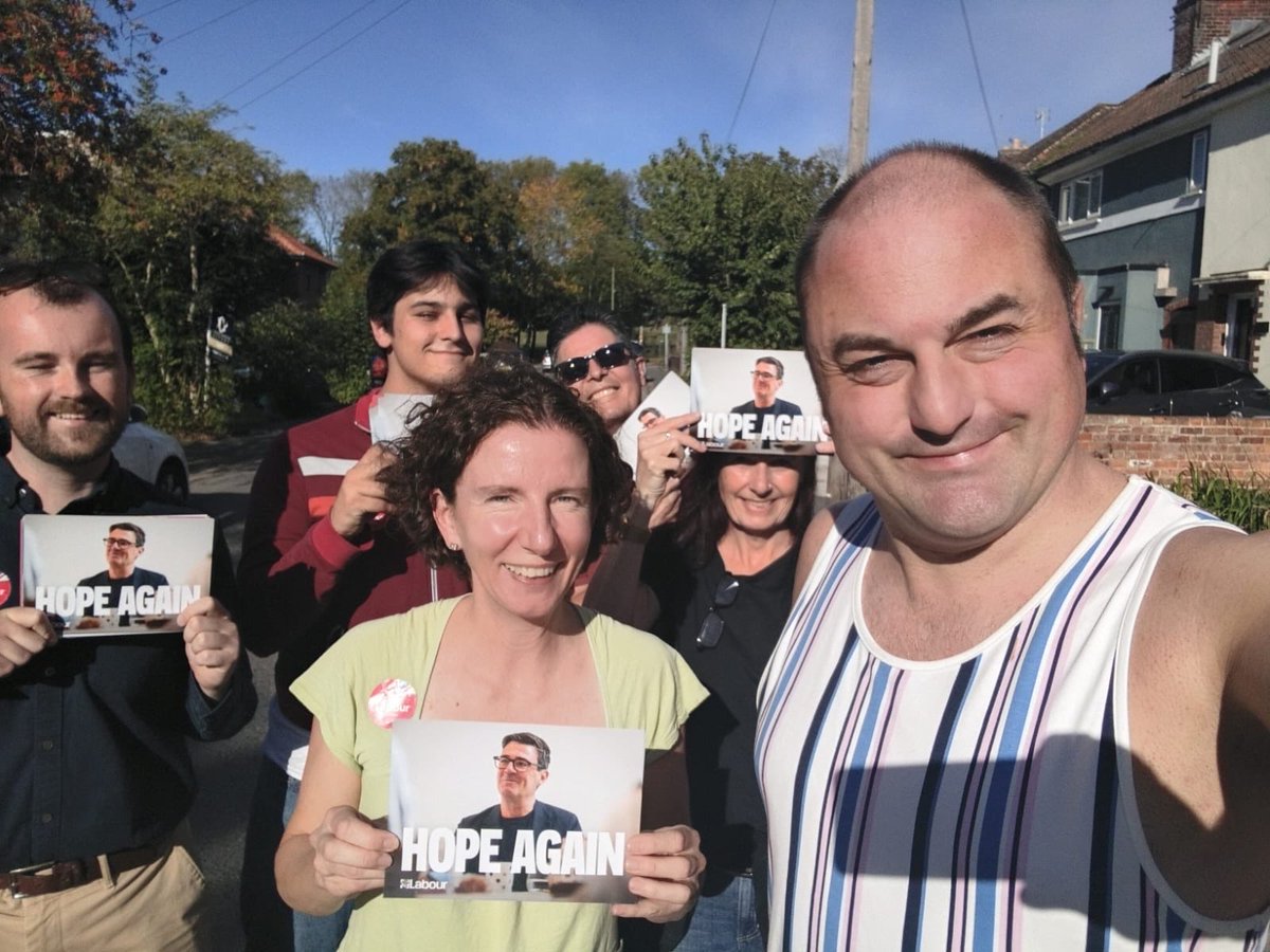 Was lovely to speak with lots of Oxford residents during the @UKLabour National campaign weekend! 

Thanks to everyone who opened their doors to us. 

Was fantastic to hear so much enthusiasm for Andy’s message of hope 🌹 💪 ☀️ 