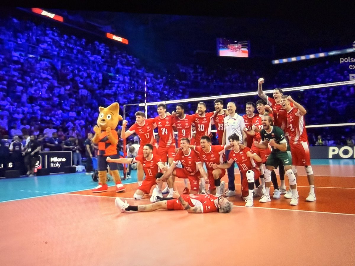 Mistrzowie Europy! Co to jest za drużyna! Wielkie gratulacje! Duma🇵🇱
@PolskaSiatkowka 👏 