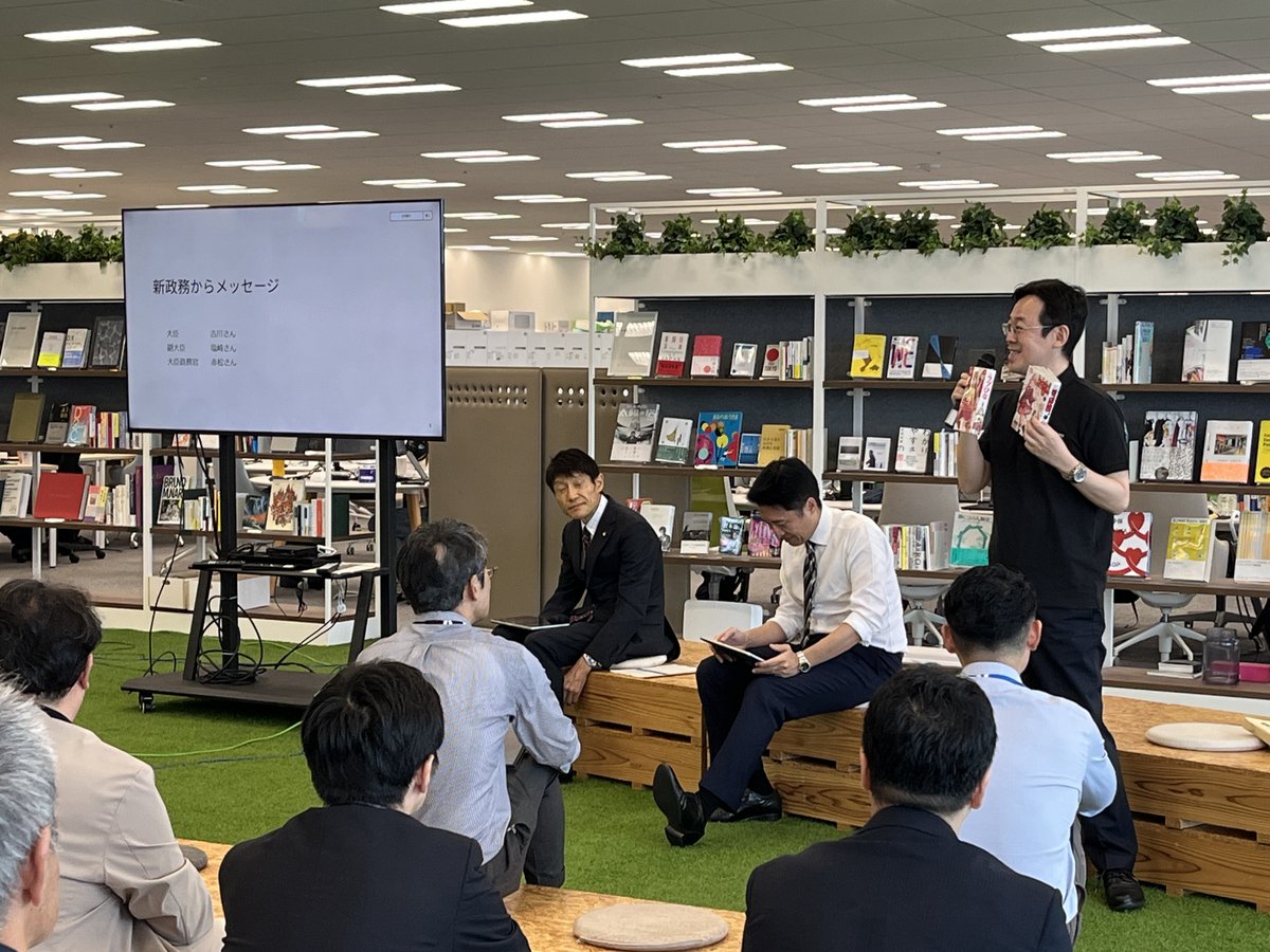 本日は、10時半からデジタル庁のオールハンズミーティング。これは職員が大量に集まって、新企画の発表や新人の紹介などを行う月一イベント。今回は古川大臣・塩崎副大臣・赤松大臣政務官も、自己紹介や抱負などを語りました。やはりデジ庁だけあって『ラブひな』や『ネギま』の知名度は高く、ネット経 