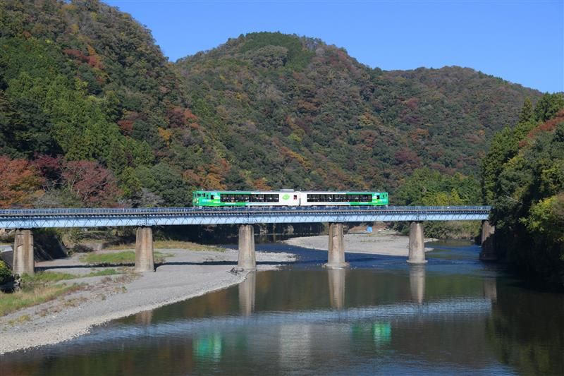 ／
秋の風を感じる鉄道旅へ🍃
＼

🍁秋の臨時列車🍁
快速「あずましフェスタ号」（秋田駅ー弘前駅）

窓枠を外した風っこ号で
開放感抜群の車窓と風をお楽しみください🚃✨

運転日：11月3日（火・祝）

詳細はリプライへ💁

※画像はイメージです。 