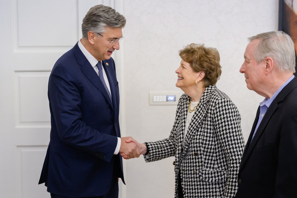 Sastali smo se s delegacijom Kongresa SAD-a, @SenatorShaheen i @SenatorDurbin, koji borave u posjetu Hrvatskoj. Razgovarali smo o ratifikaciji Ugovora o izbjegavanju dvostrukog oporezivanja između RH i SAD-a, vanjskopolitičkim izazovima, s posebnim naglaskom na europskim 