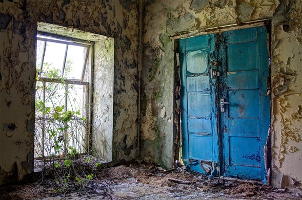 From an abandoned waterworks on the edge of the Peak District, South Yorkshire.
#photography #urbex #fensterFreitag #abandoned