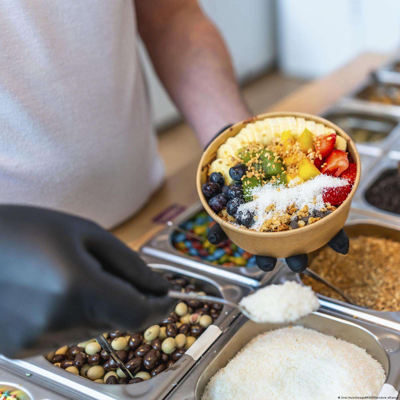 Europeus fazem fila por açaí – e isso tem um lado preocupante